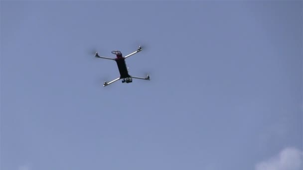 (dron) en el aire contra el cielo azul — Vídeo de stock