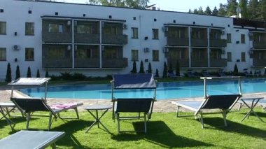 Havuzu panorama dinlenme için soba banklar ile.