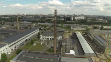 Uçuş boru ile bir sanayi bölgesi üzerinde. Hava