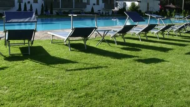 Panorama piscine avec bancs de cuisinière pour se reposer. Mouvement vertical 