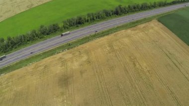 Buğday alanları ve karayolu ile otomobil. Hava Üstten Görünüm