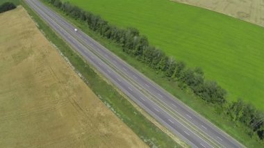 Yeşil ve sarı alanlar ve otoyol. Hava Üstten Görünüm