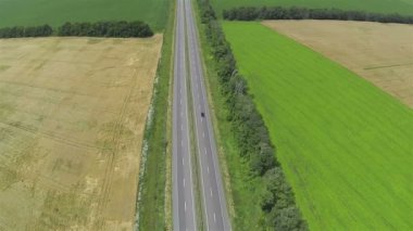 Yeşil ve sarı alanlar ve otoyol. Hava Üstten Görünüm