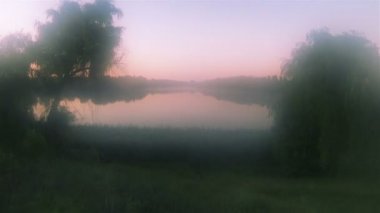 Sabah erken sisli göl. Hava manzara