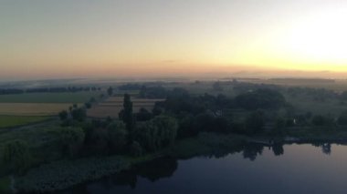Sunrise adlı alanlar ile göl panorama. Hava manzara