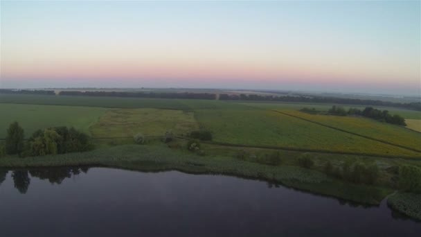 Sjön fält i morgon antenn landskap — Stockvideo