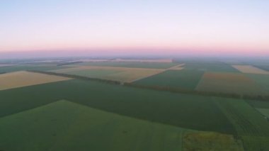 Güzel alanlar kırmızı ufuk ile. Hava