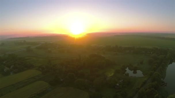 Lever de soleil lumineux de la hauteur avec soleil rouge. Aérien — Video