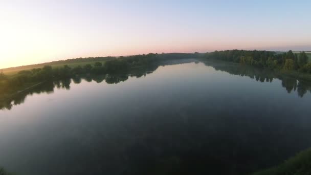 Landschaft mit See und Bäumen am frühen Morgen. Antenne — Stockvideo