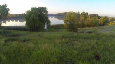 Göl ve ağaçlar ile sabah erken manzara. Hava