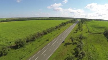 karayolu ile otomobil ve yeşil tepeler. Hava