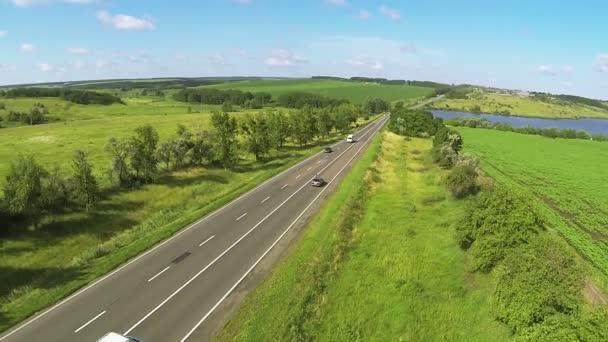 Dálnice v kopcích s auty. Vzdušný zadní létat panorama — Stock video