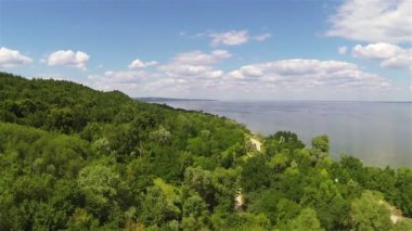 Ahşap ve deniz ile yavaş panorama uçuş. Hava
