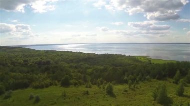 Uçuş hills deniz, gün ışığında bulutlar üzerinde. Hava manzara