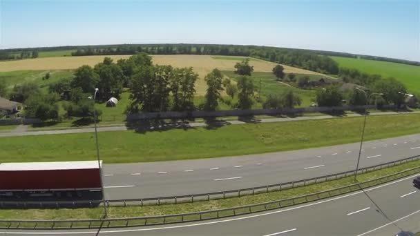 Snelweg met vrachtwagens. Luchtfoto — Stockvideo