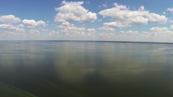 Zee, wolken en het eiland met hout. Luchtfoto — Stockvideo