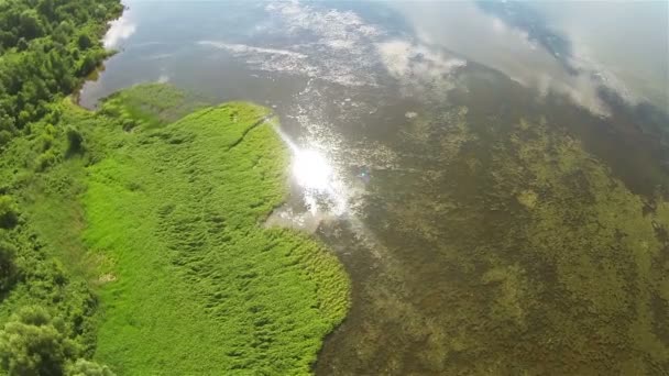 Reflejo solar en el agua del lago. Paisaje aéreo — Vídeos de Stock