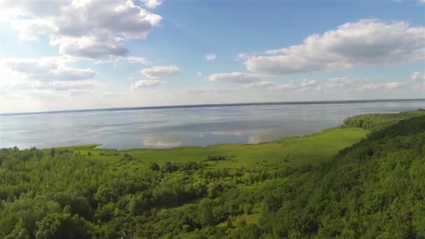 Політ над пагорбами з морською відстанню. Повітряний пейзаж — стокове відео