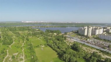 Şehir manzarası ile nehir panorama gibi. Hava