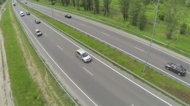 Bakre flygning på låg höjd längs highway. Översta Flygfoto — Stockvideo