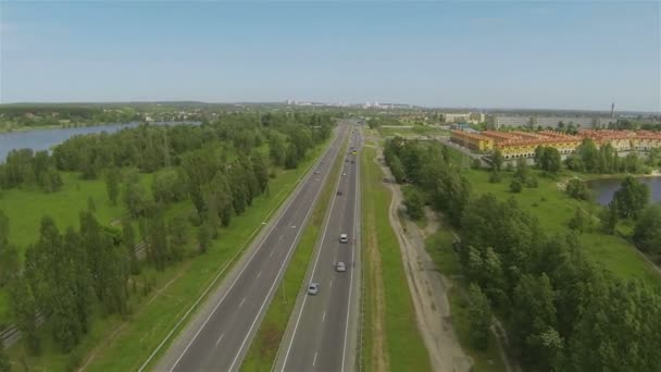 Rejs wzdłuż autostrady. Widok z lotu ptaka — Wideo stockowe