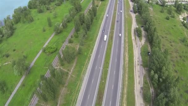 Autoroute avec des voitures en banlieue. Vue aérienne du dessus — Video