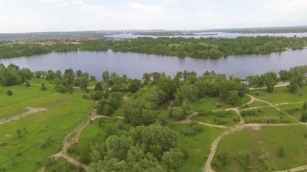 Vuelo sobre parque y río en los suburbios. Antena — Vídeo de stock