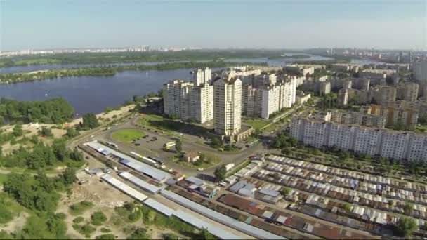 Paisaje urbano con río. Antena — Vídeo de stock