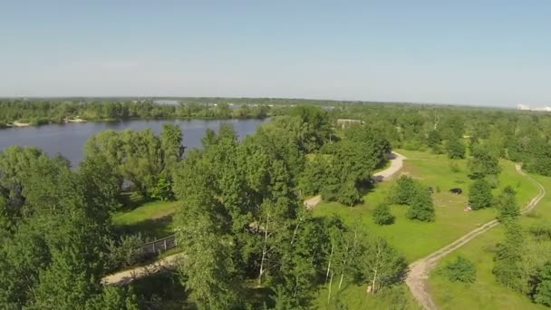 Ciudad suburbio paisaje con río. Antena — Vídeo de stock