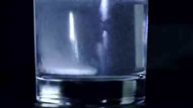Tablet su parlak aspirin yakın çekim