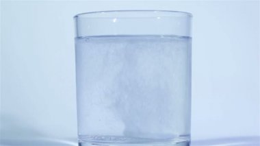 Su beyaz arka plan üzerinde köpüklü aspirin Tablet
