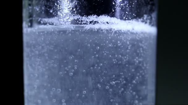 Água espumante em um copo de perto — Vídeo de Stock