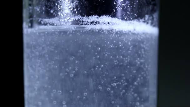 Acqua frizzante in un bicchiere da vicino — Video Stock