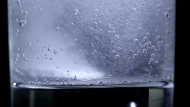 Tablett av mousserande aspirin i vatten på nära håll — Stockvideo