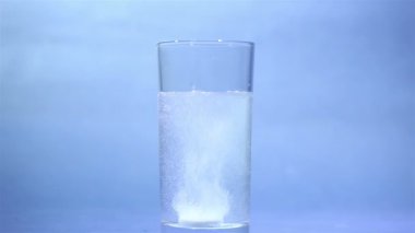 Tablet uzun bardak köpüklü aspirin