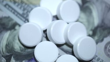 Beyaz tabletler dönüşümlü olarak para kadar yakın