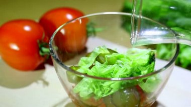 Zeytinyağı salata içinde akar. Yakın çekim
