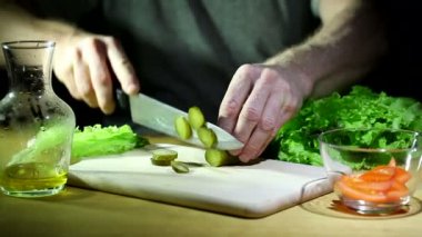 aşçı salatası hazırlar. Yakın çekim