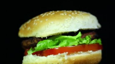 Dönüşümlü olarak lezzetli hamburger yakın çekim