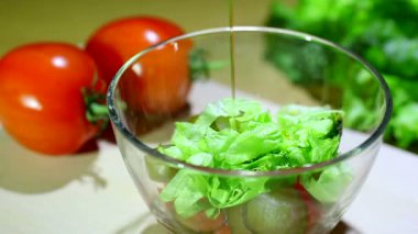 Zeytinyağı salata içinde akar. Yakın çekim