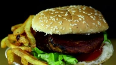 Hamburger dönüşümlü olarak kızarmış patates ile yakın çekim
