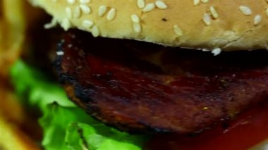 Hamburger ile dönüşümlü olarak kızarmış patates. Makro