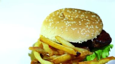 Hamburger ile dönüşümlü olarak kızarmış patates. Makro