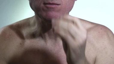 Yetişkin adam hızlı bir şekilde kızarmış patates yiyor