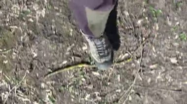 ayakları yere gidiş turist