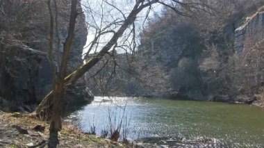 Güneşli bir günde River Kanyonu ile manzara