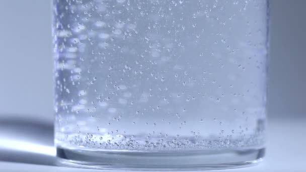 Glas met soda water — Stockvideo