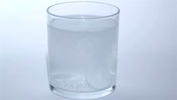 Tablet of sparkling aspirin in glass on  white background — Stock Video