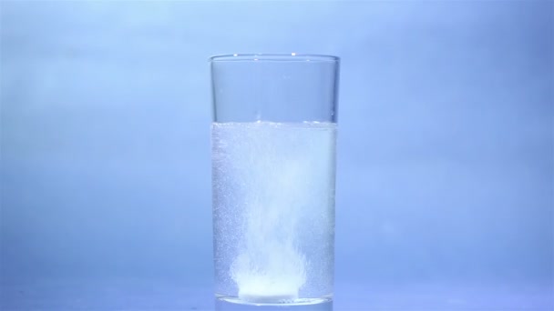 Tableta de aspirina espumosa en vidrio alto — Vídeo de stock