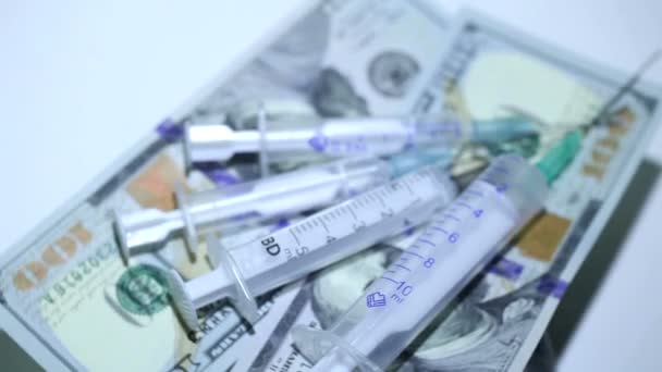 Las jeringas médicas y el dinero se acercan. Vista superior — Vídeos de Stock